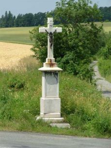 Kříž u výjezdu z obce směrem na Fulnek