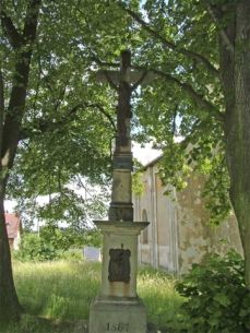 Kříž u kostela sv. Vavřince